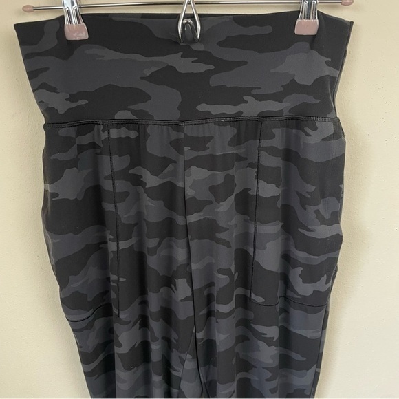 Athleta‎ Salutation Camo Jogger Black - Picture 11 of 13